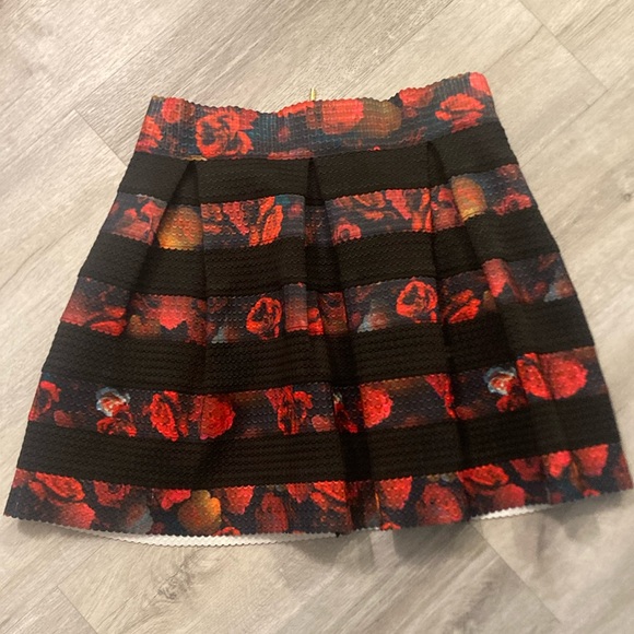 Guess interchangeable skirt - Picture 1 of 5